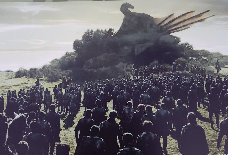 La victoria de Khaleesi. Detalle del fotograma en el que Khaleesi se proclama vencedora de la gran batalla librada en Los Barruecos y sentencia a muerte a sus enemigos junto a la Peña del Miradero.