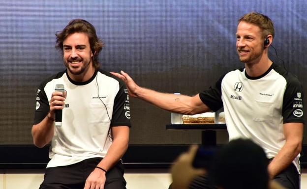 Fernando Alonso, junto a Jenson Button. /AFP