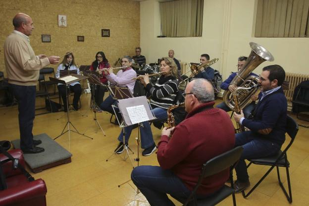 La Banda Municipal de Música ensaya en el Conservatorio Esteban Sánchez. :: j. m. romero/