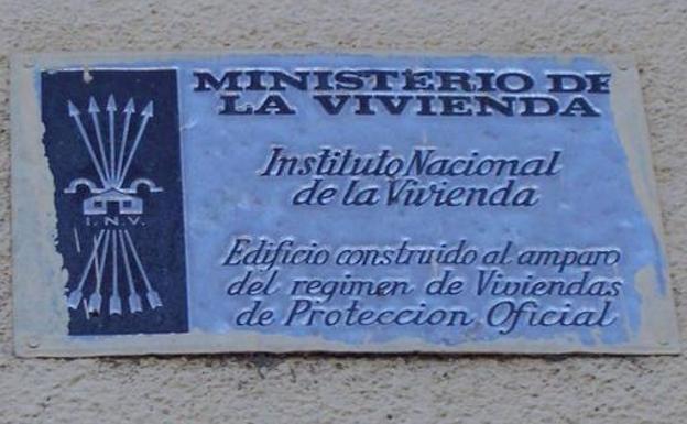 Placa de época franquista en un bloque de viviendas./HOY