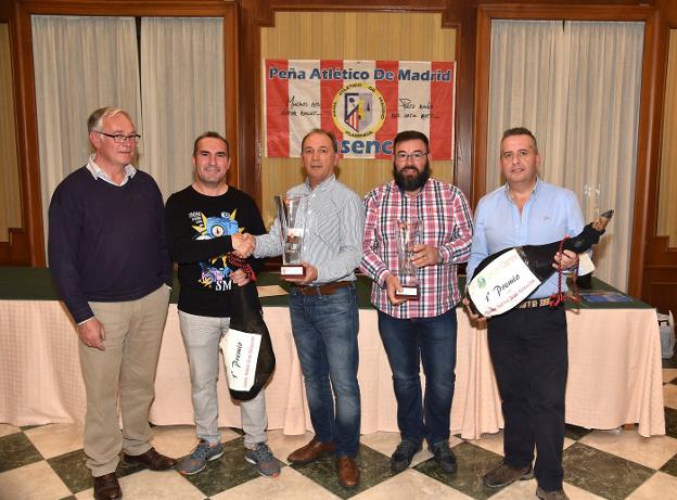 Entrega de los premios a los ganadores del torneo. :: david palma/