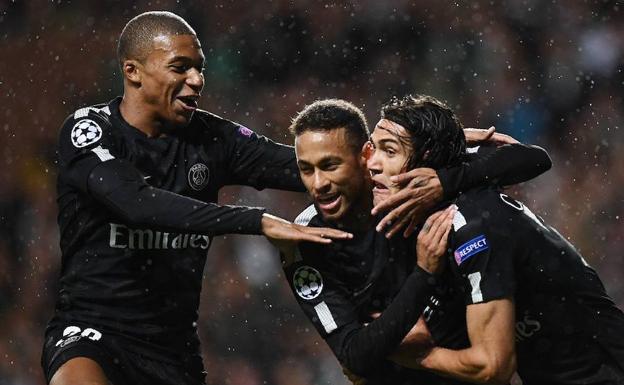 Kylian Mbappé, Neymar y Edinson Cavani, celebrando un gol en el Celtic Park de Glasgow./Afp
