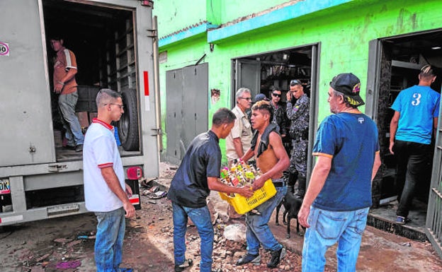 Militares vigilan la llegada de suministros en Caracas - EFE/