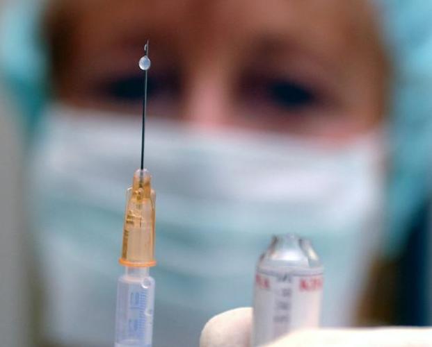 Una investigadora maneja material tóxico en una prueba de laboratorio. :: ap/