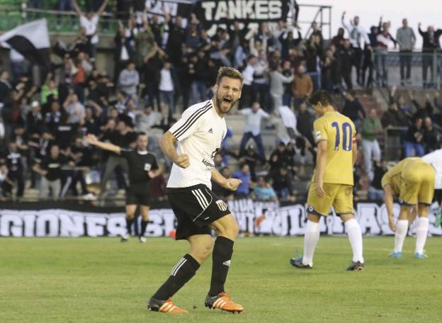 Rafa Navarro celebra un gol del Mérida. :: HOY/