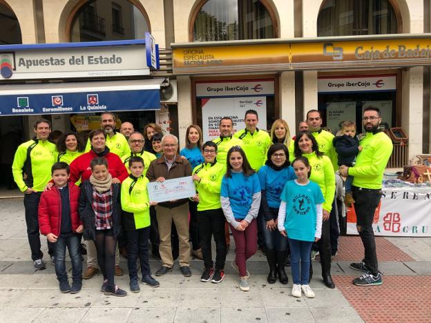Entrega del cheque de Milleros Serones a Cáritas. :: f. h./