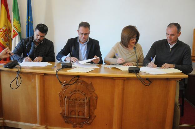 Firma del acuerdo para el pago del complemento entre el alcalde y los sindicatos. :: brígido/