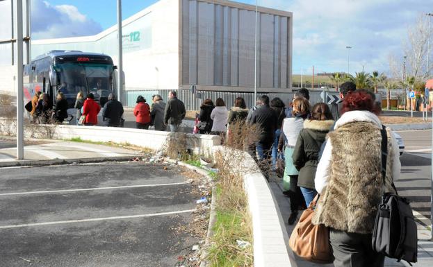 Empleados de las consejerías suben este jueves en Mérida, a las 15.02 horas, al autobús de Badajoz./Brígido