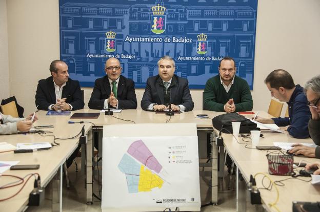 Ernesto Luengo, Isidro Álvarez, Francisco Fragoso y Jesús Coslado presentan el acuerdo. :: pakopí/