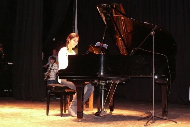 Una alumna de la Escuela de Música toca el piano. :: MAM/