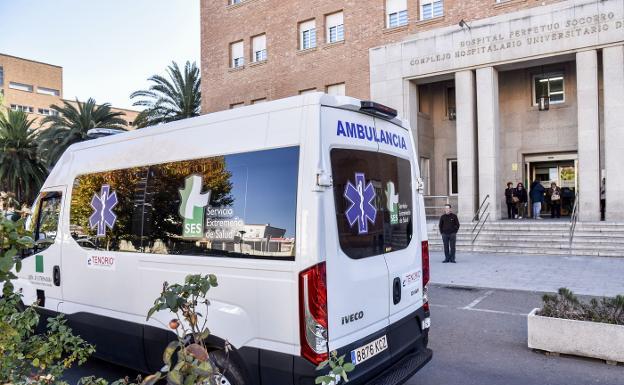 Una ambulancia frente al Hospital Perpetuo Socorro pacense/HOY