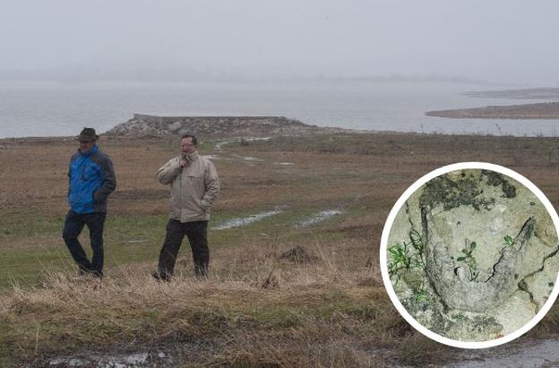Armando González y Pablo Macho, dos vecinos de la zona, pasean por el lugar del pantano donde un joven encontró los restos humanos. Arriba, la mandíbula hallada. :: maría gil/