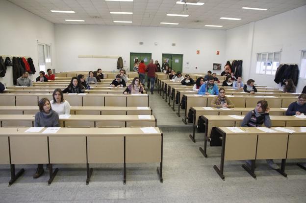 Imagen de archivo de aspirantes en un examen para entrar en el SES. :: hoy/