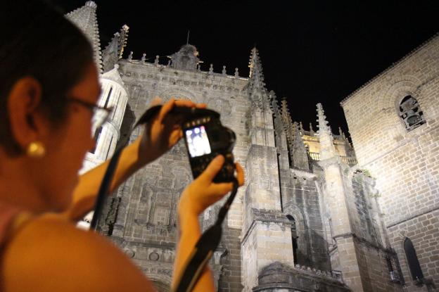 La actual iluminación data de 1999 y está muy degradada. :: a. solé/