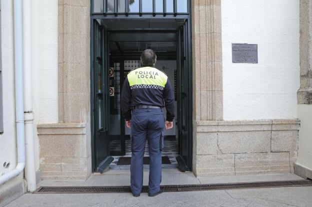 Un agente de guardia controla el acceso al ayuntamiento por la Plaza de las Piñuelas. :: a. méndez/