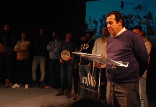 Directivo del C. F. Trujillo, con integrantes de la plantilla. :: JSP/