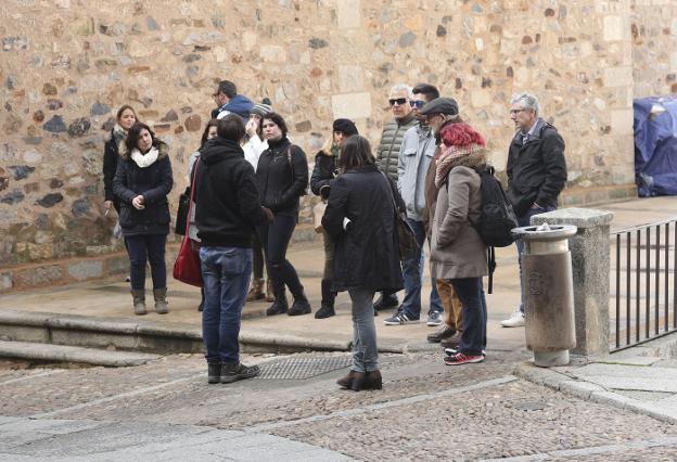 Turistas por la ciudad monumental cacereña en la última semana. :: armando méndez/