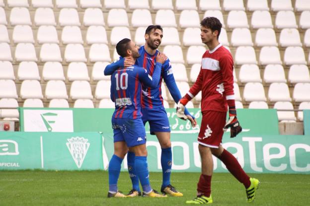 Zarfino celebra con Borja y Jesús Rubio su gol en Córdoba. :: a. Lorite/