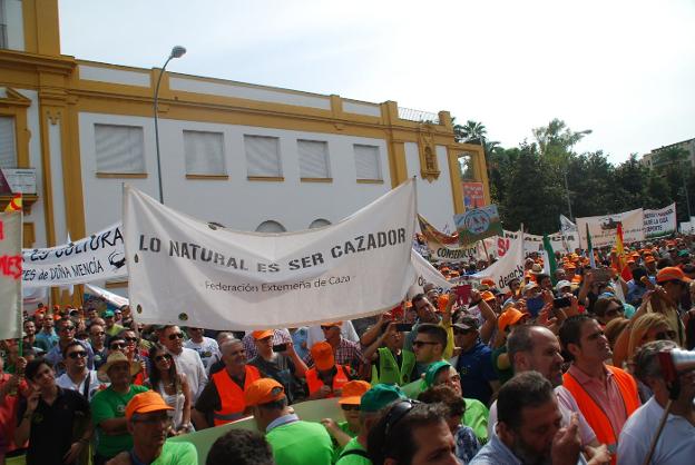 Representación extremeña en la reciente manifestación celebrada en Córdoba. :: FEDEXCAZA/