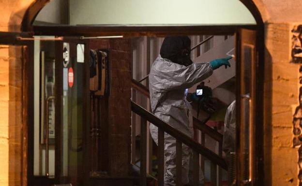 Expertos forenses trabajan en la investigación del envenenamiento del exespía ruso Sergei Skripal./Facundo Arrizabalaga (Efe)