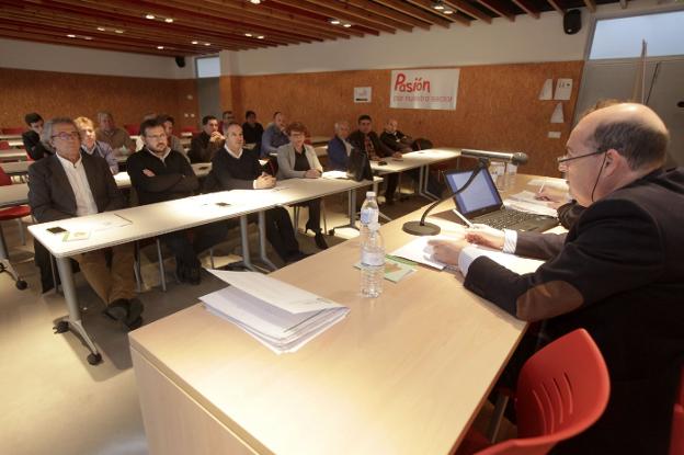 Momento de la asamblea de Fecons, celebrada ayer, con Carlos Izquierdo a la derecha. :: l.c./