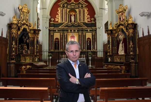 Francisco José Dacoba en el convento de las Descalzas, donde se venera al Cristo de la Espina. :: c. moreno/