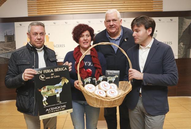 Presentación ayer de la Feria del Quesos de Acehúche. :: jorge rey/