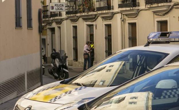 La Policía Local de Badajoz patrulla en un coche con el permiso de vida útil caducado, según el PSOE