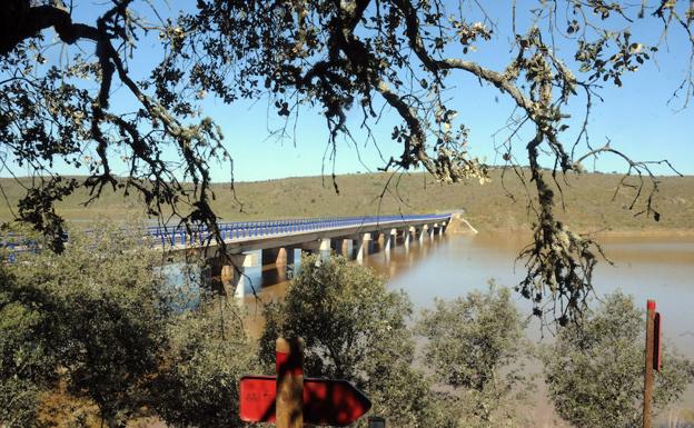 Los terrenos situados al sur de la localidad pacense de Castilblanco son los elegidos para un proyecto de un centro de ocio internacional./Brígido