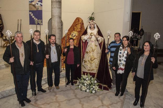 Florencio Rodríguez, Manuel Pérez, Antonio Trinidad, María Aurora Hernández, Juan Marín, Soledad Arce y Roge Cadena junto a la imagen del Dulce Nombre de María. Al fondo, el nuevo manto :: Pakopí/