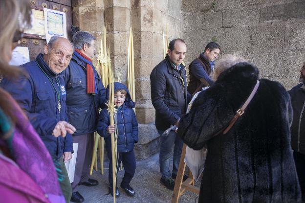 Venta de palmas ayer a cargo de la cofradía de los Ramos, en la iglesia de San Juan. :: jorge rey/