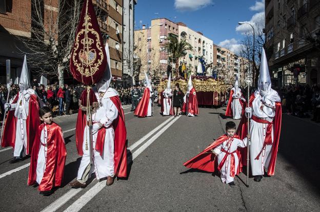 Nazarenos de varias generaciones al frente de La Borriquita en Ricardo Carapeto. :: pakopí/