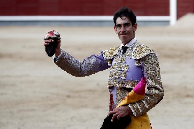 Fortes con la única oreja que se cortó en la tarde de ayer. :: efe/