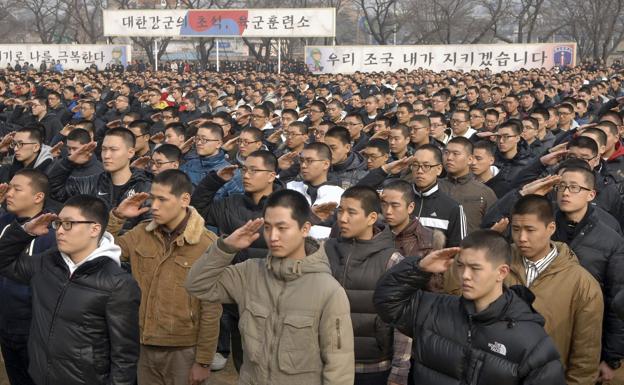 Jóvenes reclutas hacen el saludo militar en la explanada de un centro de entrenamiento del Ejército surcoreano./Reuters