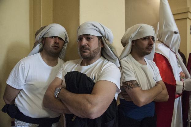 Costaleros de la hermandad de San Roque en la procesión del pasado domingo. :: pakopí/