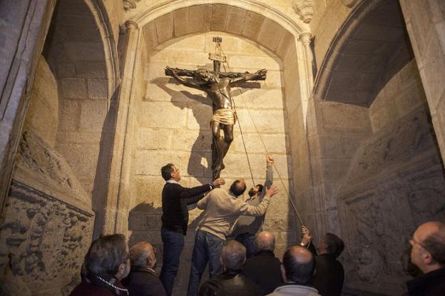 Desprendimiento del Cristo Negro el pasado sábado en Santa María. :: jorge rey/