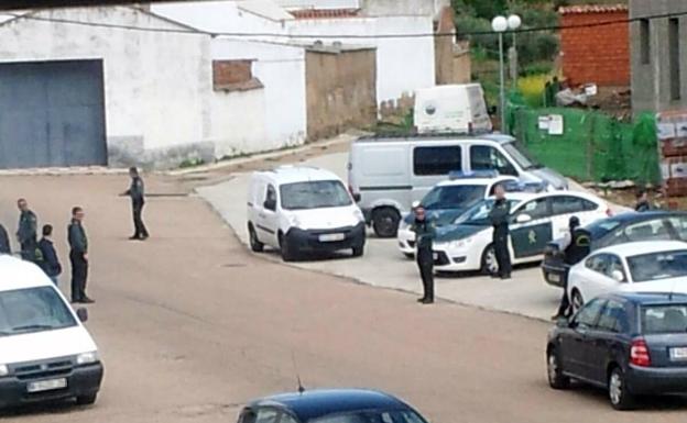 Agentes de la Guardia Civil en un momento de la operación llevada a cabo en Campanario./