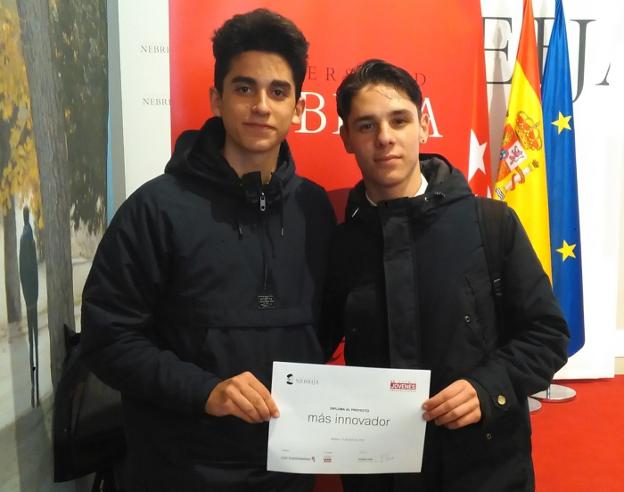 Los premiados del instituto trujillano, con su diploma. :: JSP/