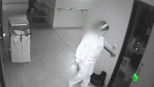 Una cámara grabó a esta auxiliar que dejó tirada a una anciana con un hueso roto. :: la sexta/