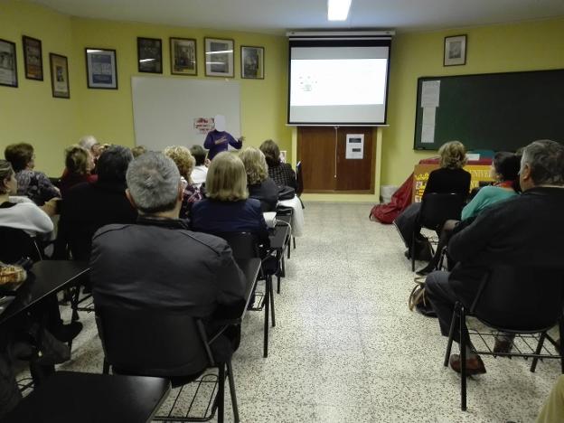En cada charla cuesta coger sitio dada la asistencia masiva. :: g. c./