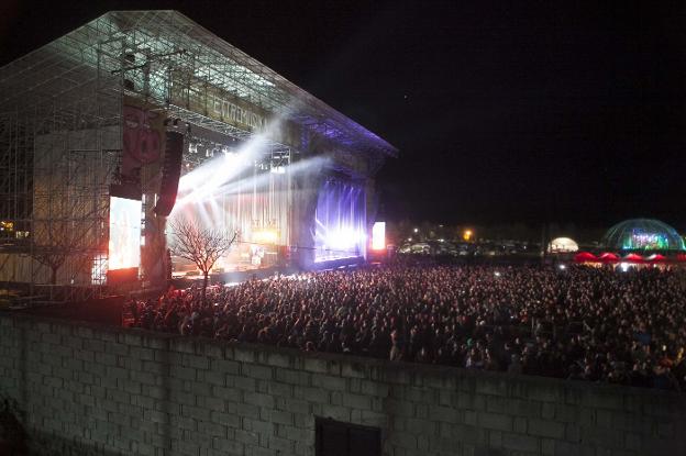 El Festival, con sus tres escenarios, cuando ayer de madrugada había más de 17.000 personas. :: J. Rey/