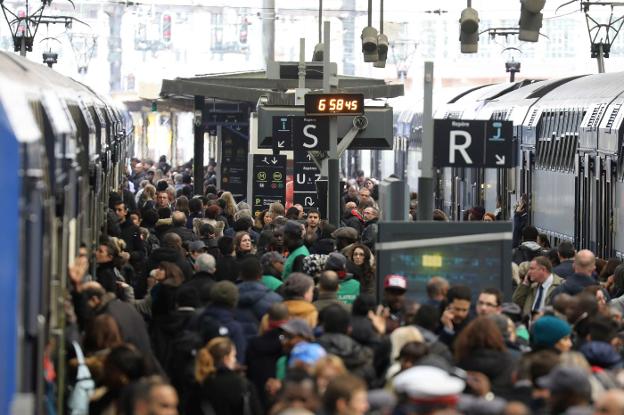 Viajeros se agolpan en la estación de Lyon el primer día de huelga. :: afp/