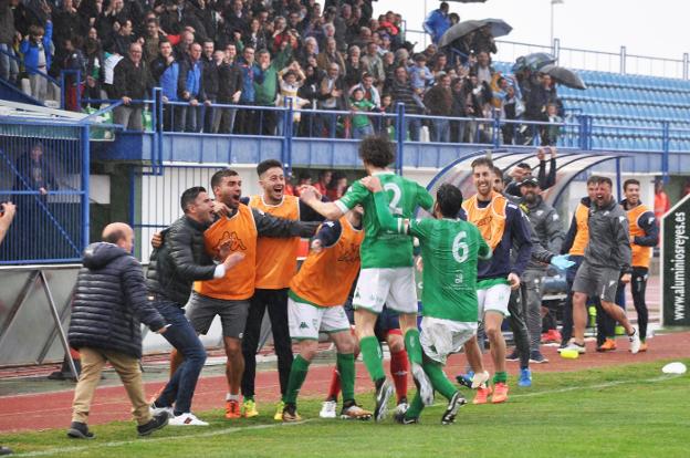 Todo el banquillo celebró el gol de Javi Barrio que adelantaba a los serones en el marcador. :: e. d./