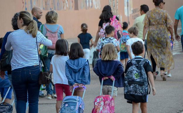 Imagen de archivo de escolares extremeños en su primer día de colegio. /