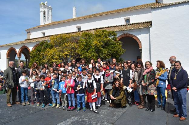 Foto de familia de los pequeños premiados. :: j. i. m./