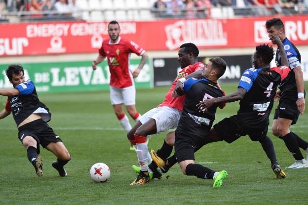 Candelas, Delmonte y Lomotey presionan a Chrisantus, autor del gol de la victoria del Murcia. :: LA VERDAD/