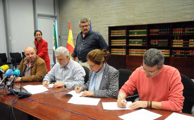 La consejera de Hacienda, durante la firma con representantes de Csif, UGT, CC OO y Sgtex.:/BRÍGIDO