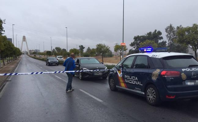 Un coche policial frente al Mercedes que conducía el hombre que recibió los disparos durante el tiroteo registrado este sábado en Badajoz./N. R.