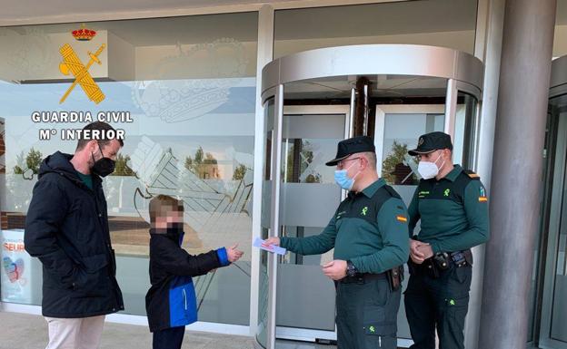 Mateo entrega un dibujo de agradecimiento a los agentes de la Guardia Civil.