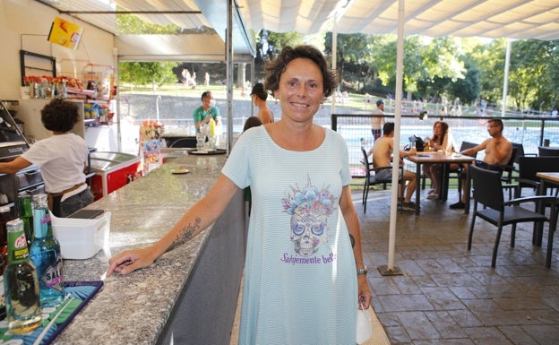 Marichu Salgado en el bar de la piscina del Parque del Príncipe.